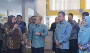 Pj Wali Kota Pekanbaru Muflihun dan Kepala DPMPTSP Kota Pekanbaru Akmal Khairi serta Kepala Disdukcapil Kota Pekanbaru Irma Novrita mendampingi Menpan RB Abdullah Azwar Annas meninjau langsung Layanan di MPP Pekanbaru